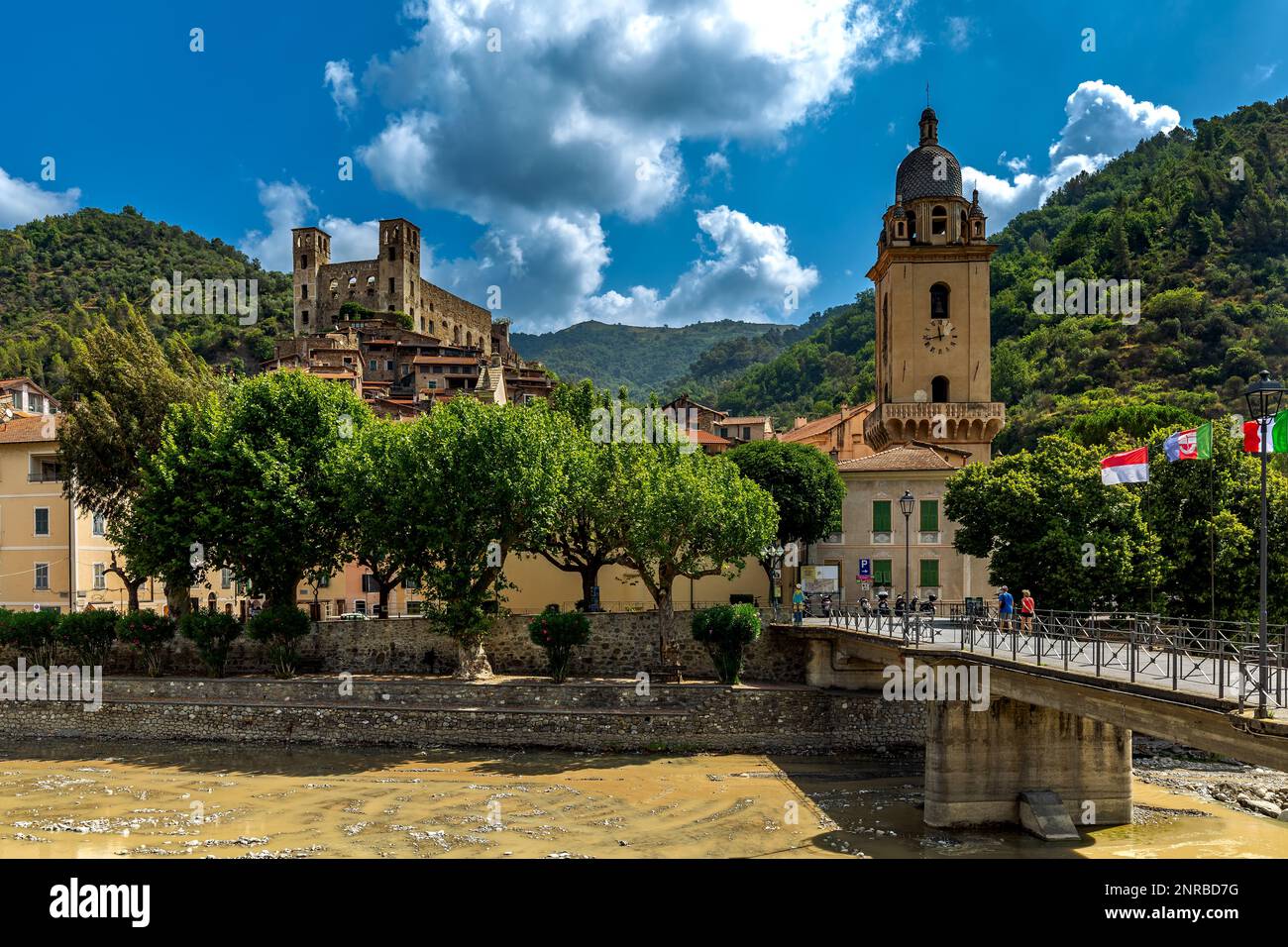 Petit pont sur la rivière de montagne comme église et fortification médiévale sous ciel bleu sur fond dans la vieille ville de Dolceacqua en Ligurie, Italie. Banque D'Images