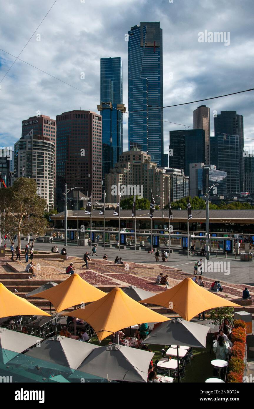 Federation Square, au centre-ville de Melbourne, avec le quartier de Southbank visible au-delà de la Yarra River, février 2023 Banque D'Images