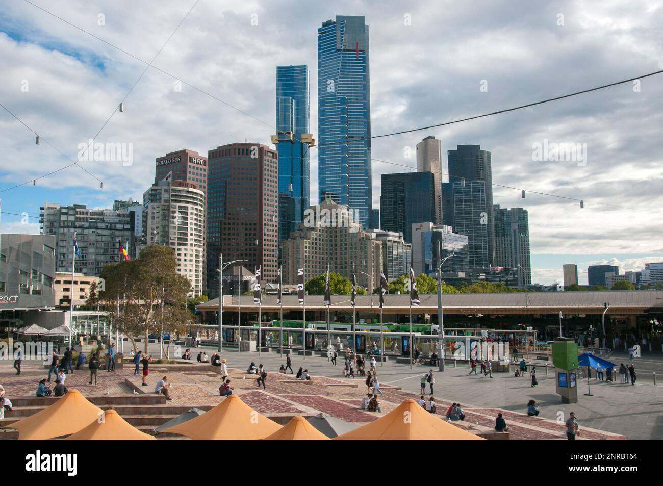 Federation Square, au centre-ville de Melbourne, avec le quartier de Southbank visible au-delà de la Yarra River, février 2023 Banque D'Images