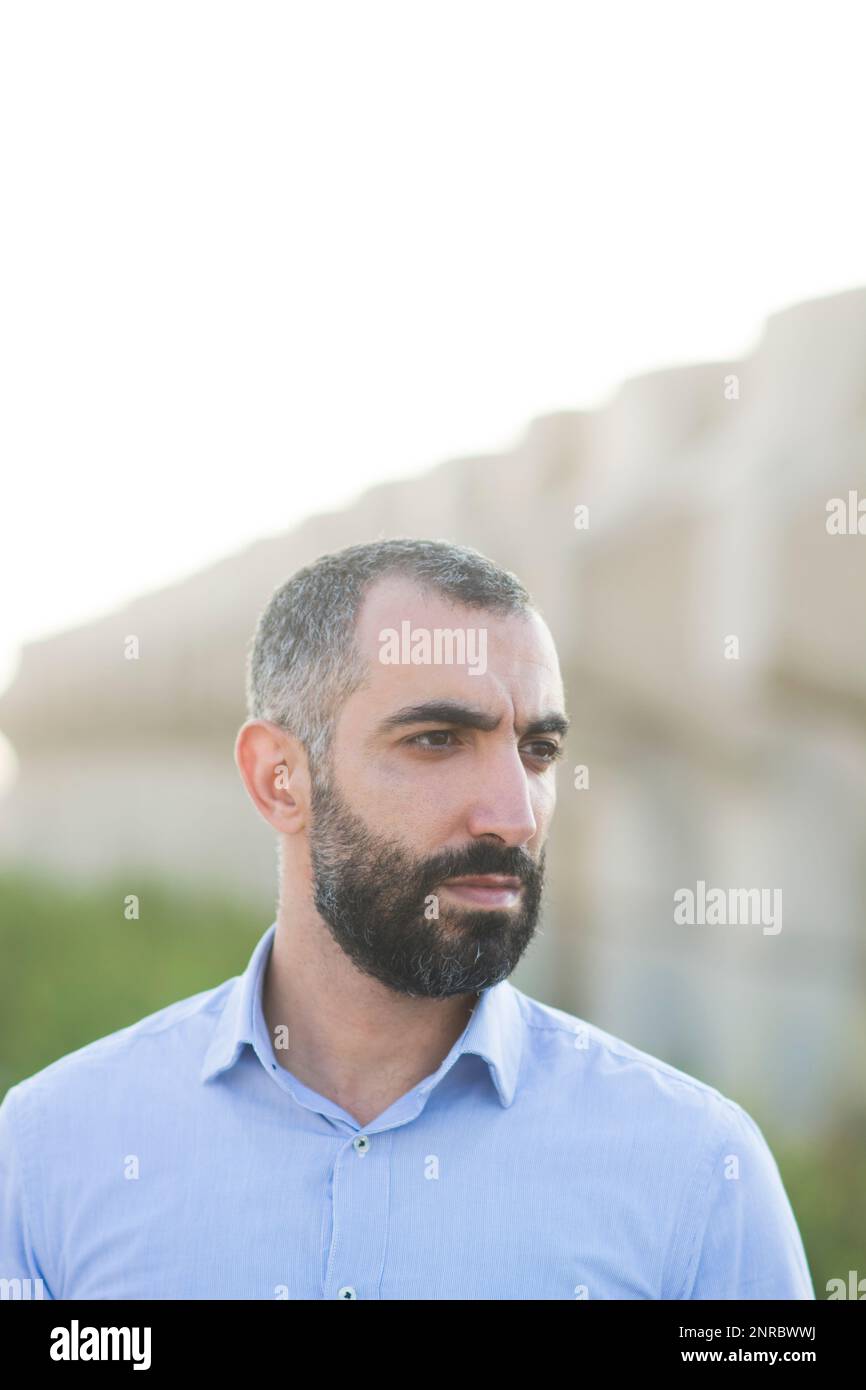 L'homme moyen-orientale à la voiture à l'extérieur Banque D'Images