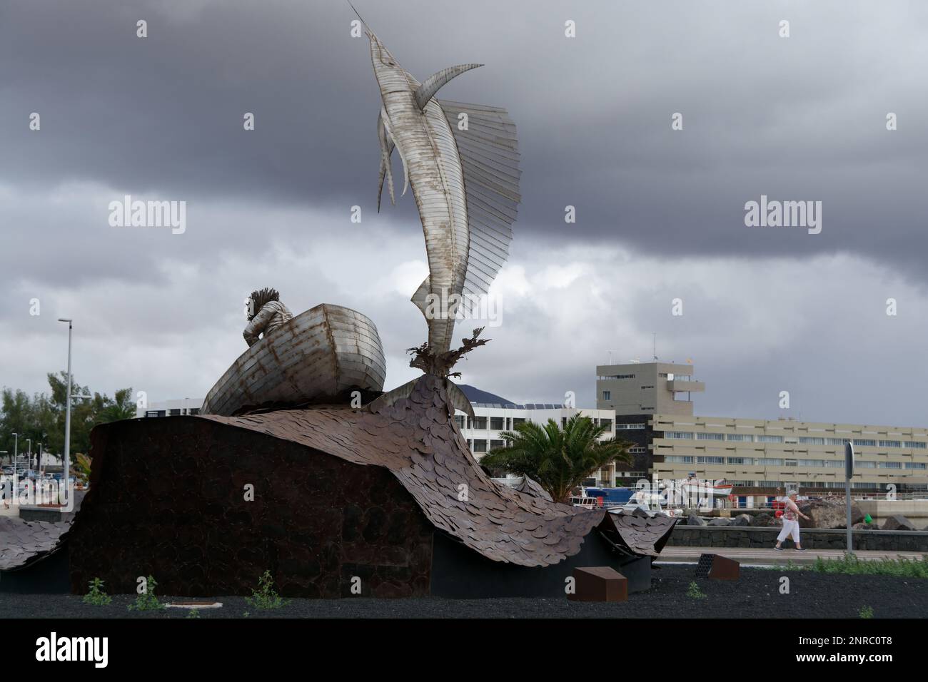 Pescador con Marlin - Statue d'un vieil homme avec un poisson Marlin à Arrecife. Statue de Jorge Isaac Medina. Spectaculaire et efficace avec un arrière-plan cloud. Banque D'Images