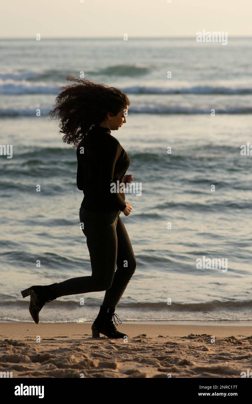 Femme en train de courir sur la plage Banque D'Images