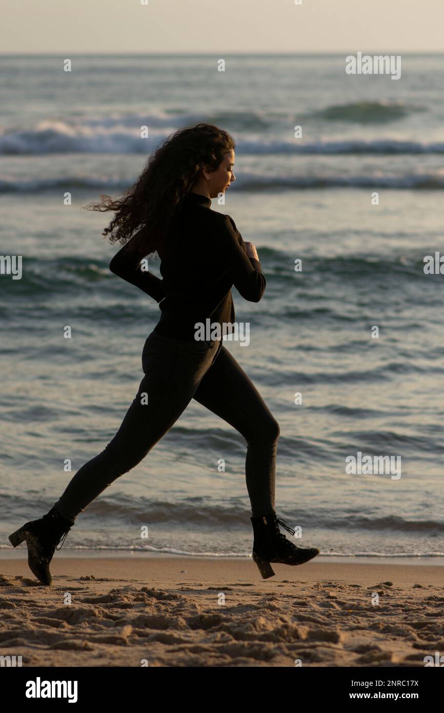 Femme en train de courir sur la plage Banque D'Images