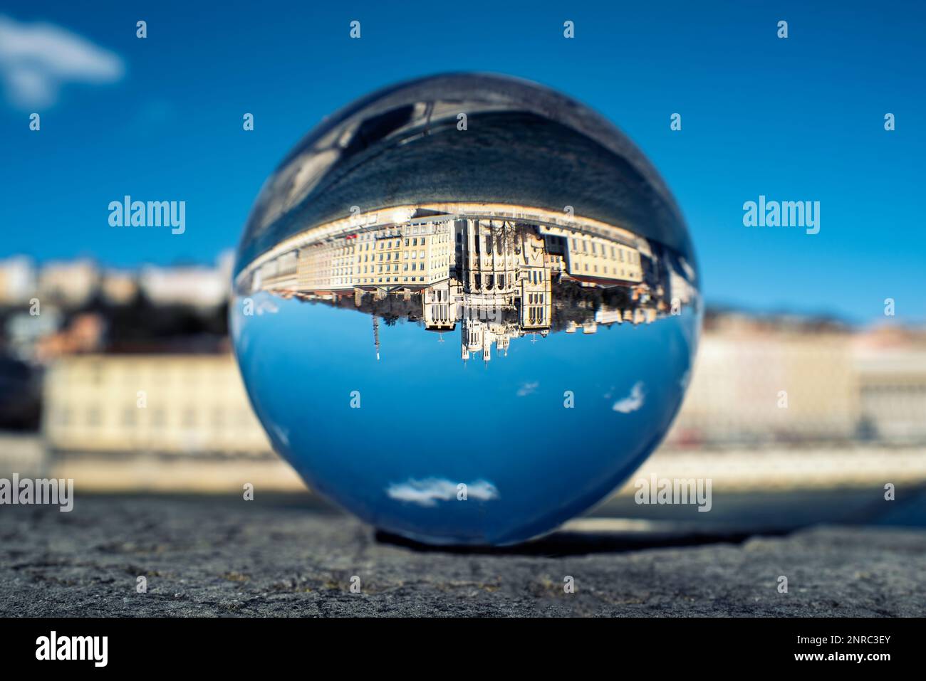 Vue sur Lyon avec la rivière Saone à travers une boule de cristal, France. Banque D'Images