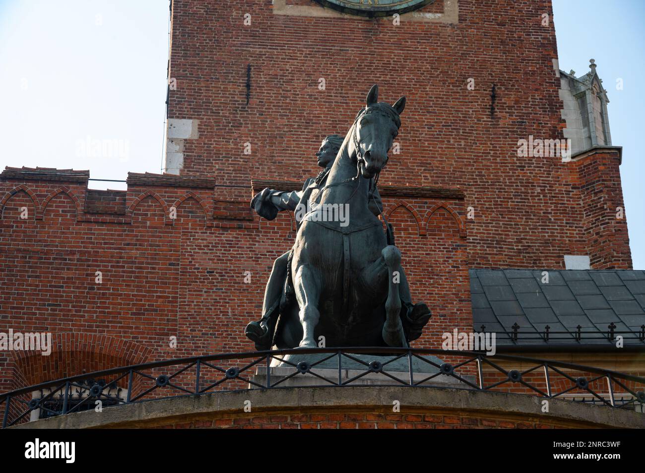 .Monument de Tadeusz Kosciuszko sur le fond du château royal de Wawel à Cracovie, Pologne. Banque D'Images