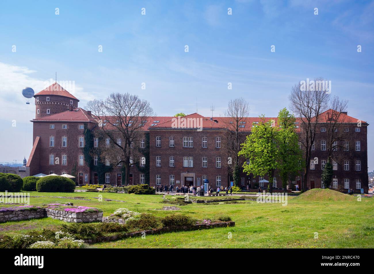 La résidence royale entourée de beaux jardins se trouve dans le château de Wawel, le premier patrimoine mondial de l'UNESCO à Cracovie, en Pologne. Banque D'Images