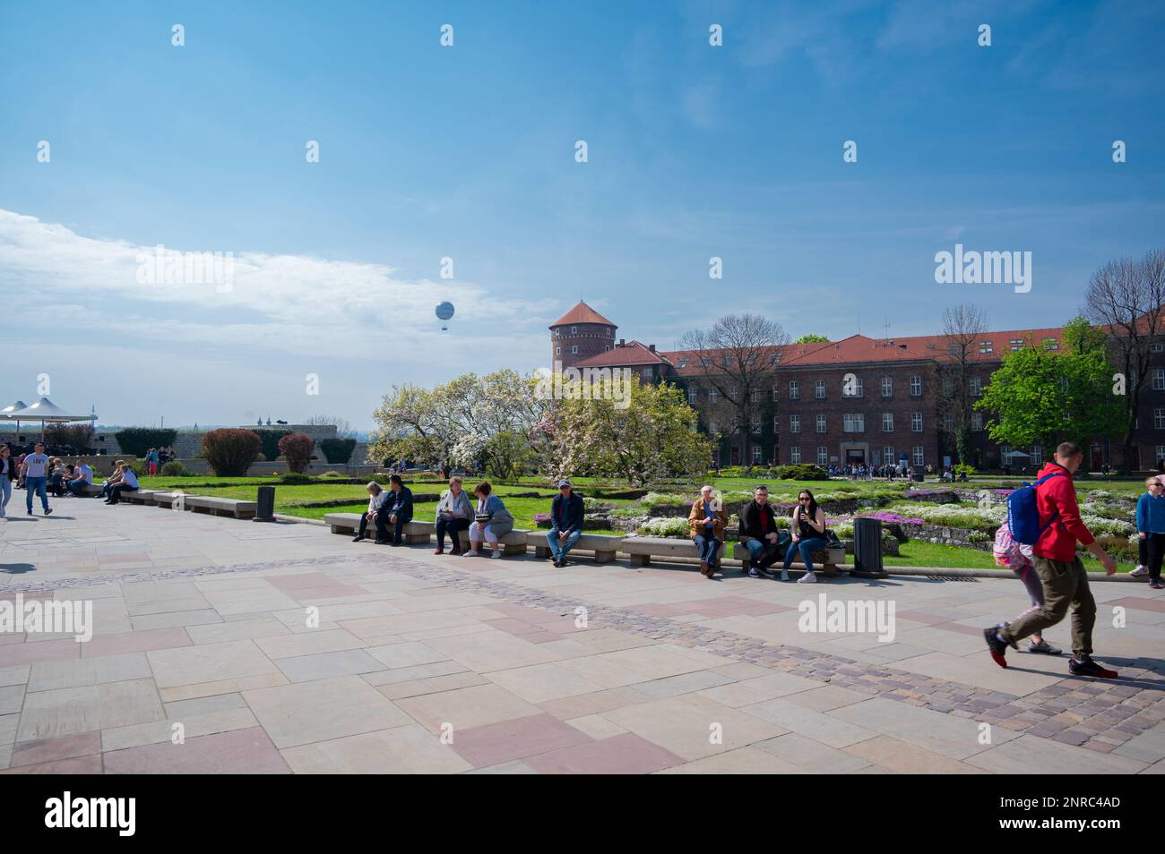 La résidence royale entourée de beaux jardins se trouve dans le château de Wawel, le premier patrimoine mondial de l'UNESCO à Cracovie, en Pologne. Banque D'Images