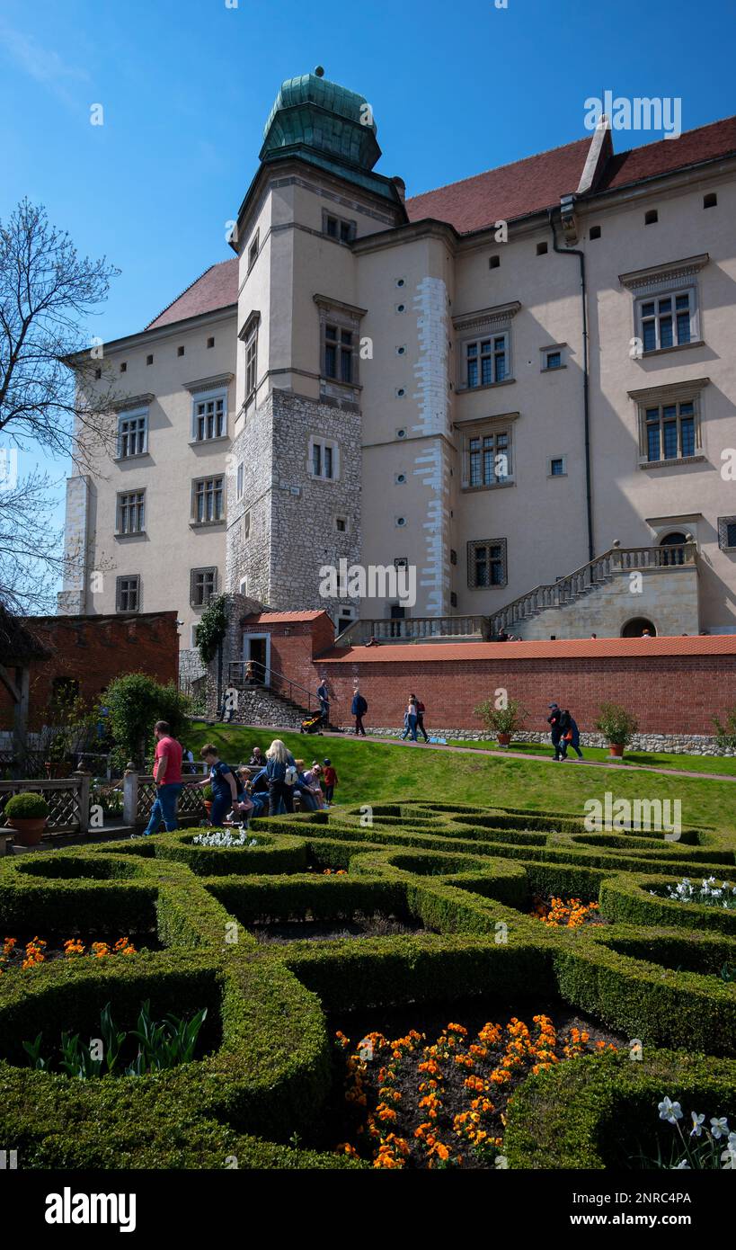 La résidence royale entourée de beaux jardins se trouve dans le château de Wawel, le premier patrimoine mondial de l'UNESCO à Cracovie, en Pologne. Banque D'Images