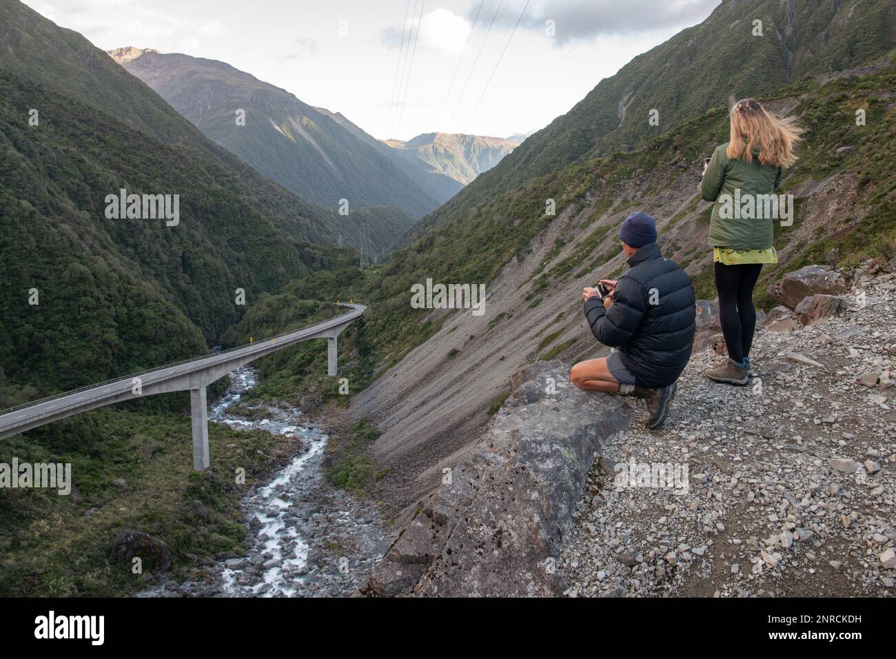 Les personnes qui donnent sur le viaduc d'Otira surplombent le paysage spectaculaire avec le canyon, le pont et la rivière Otira en Nouvelle-Zélande. Banque D'Images