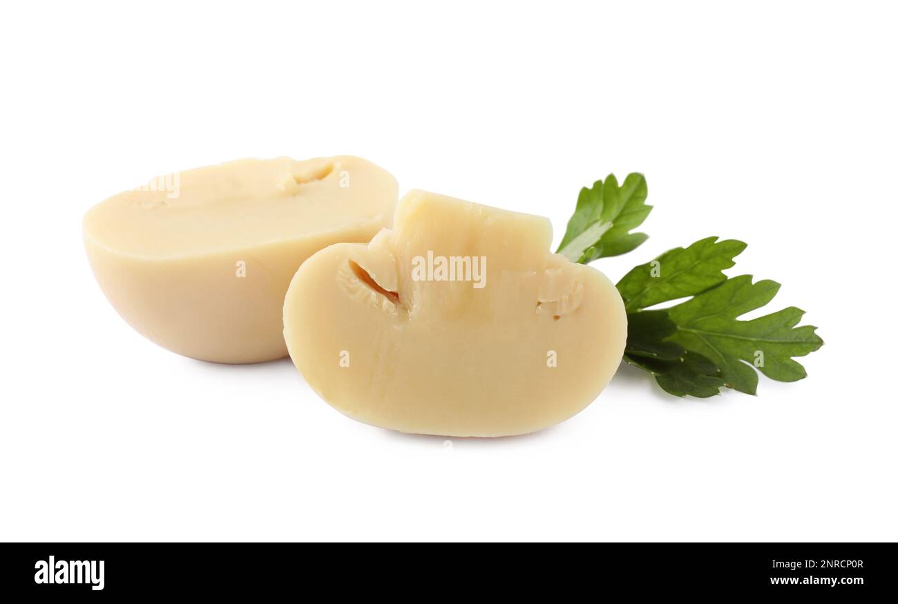 Couper les champignons marinés et le persil isolé sur blanc Banque D'Images