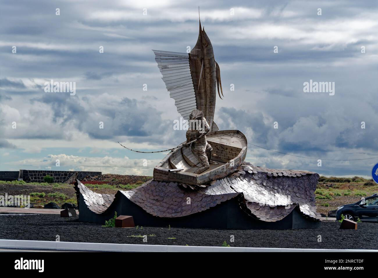 Pescador con Marlin - Statue d'un vieil homme avec un poisson Marlin à Arrecife. Statue de Jorge Isaac Medina. Spectaculaire et efficace avec un arrière-plan cloud. Banque D'Images