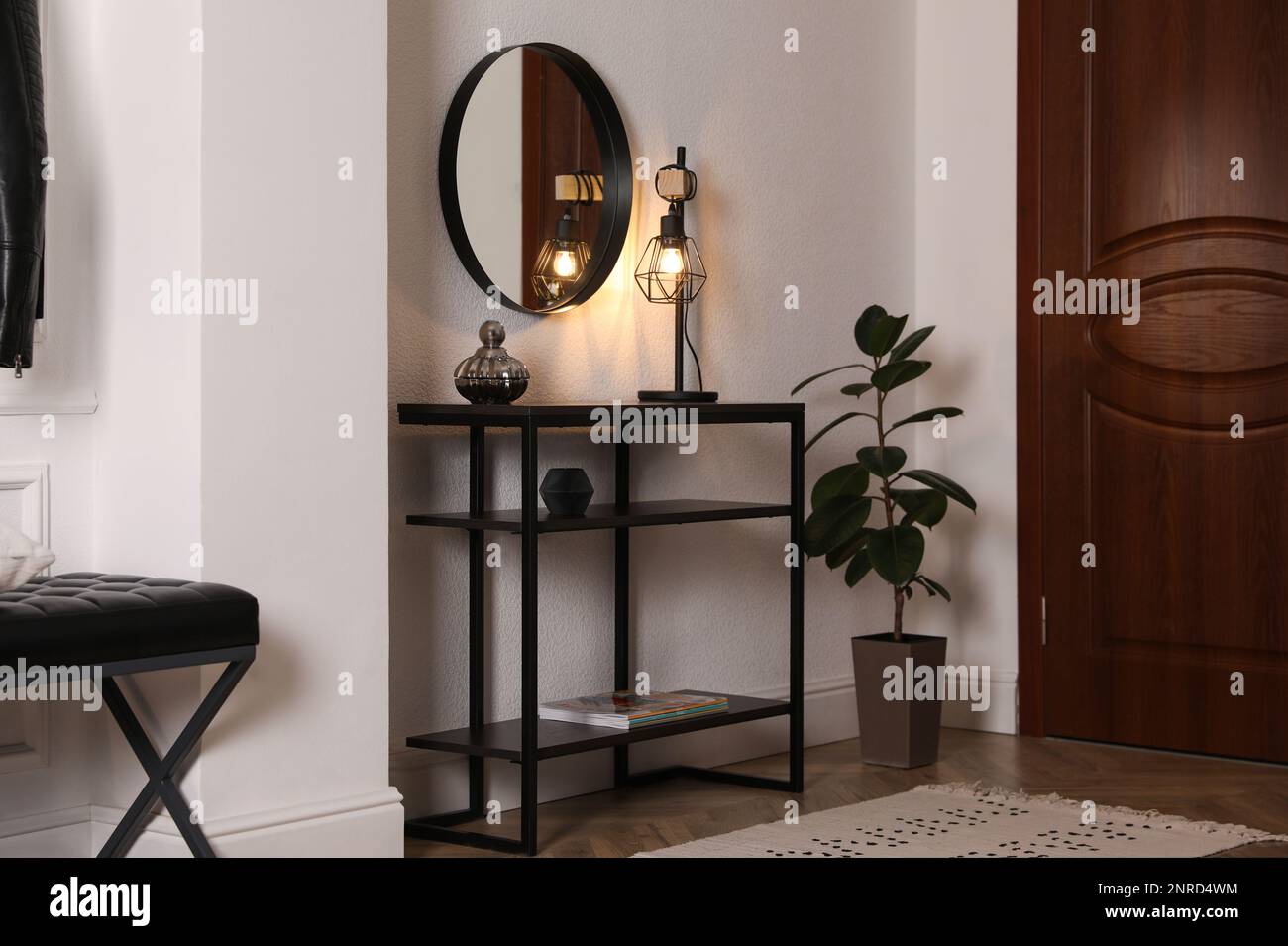 Table de console avec décoration et miroir sur le mur blanc dans le couloir. Design intérieur Banque D'Images