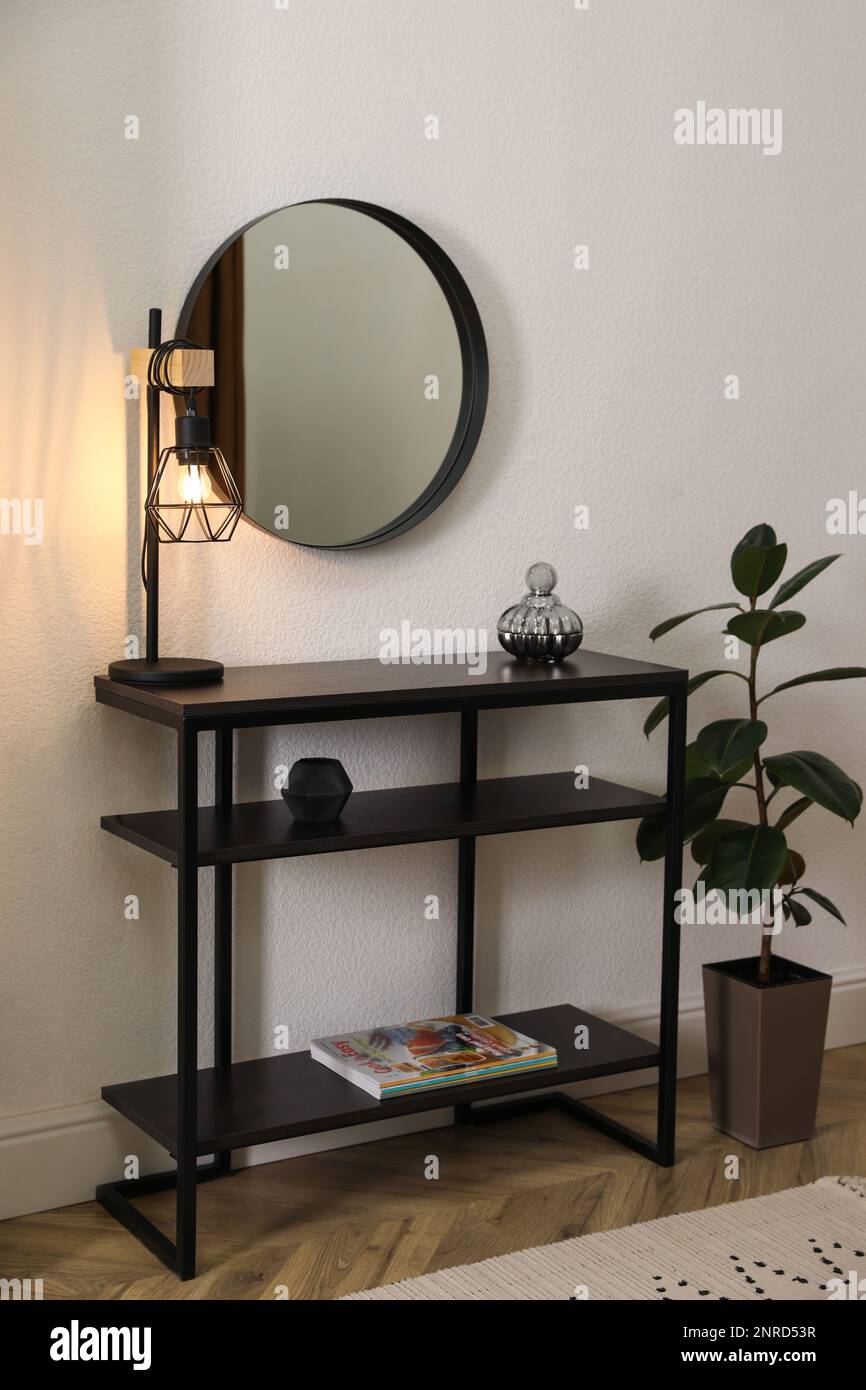 Table de console avec décoration et miroir sur le mur blanc dans le couloir. Design intérieur Banque D'Images