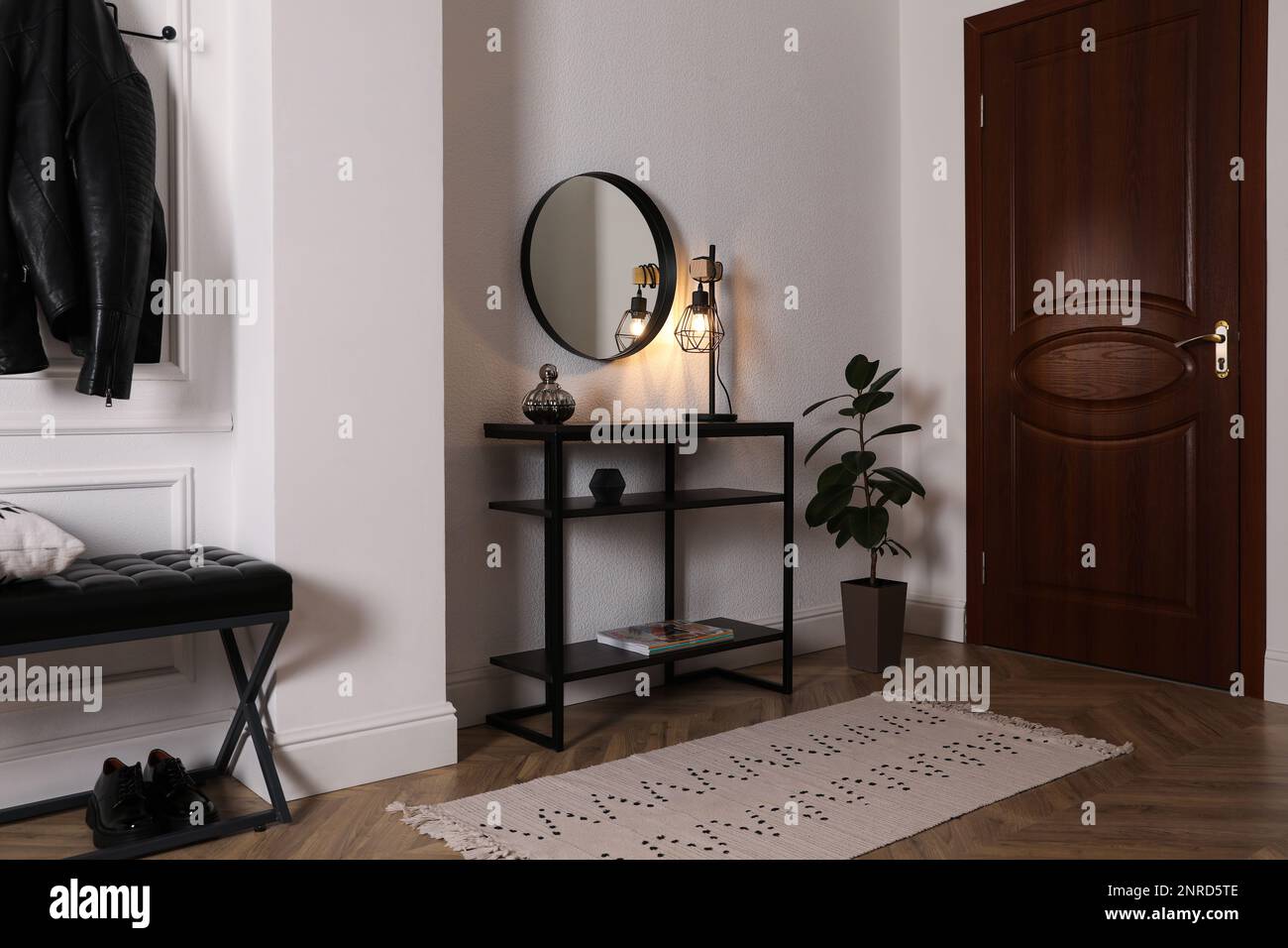 Table de console avec décoration et miroir sur le mur blanc dans le couloir. Design intérieur Banque D'Images