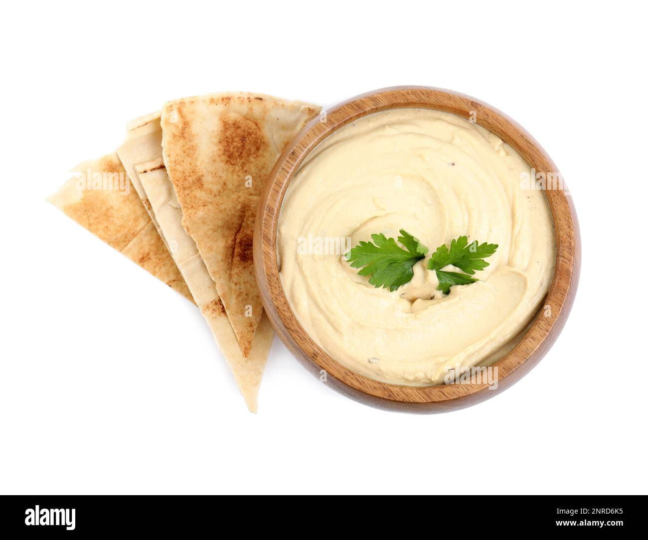 Délicieux houmous avec frites pita et persil sur fond blanc, vue de dessus Banque D'Images