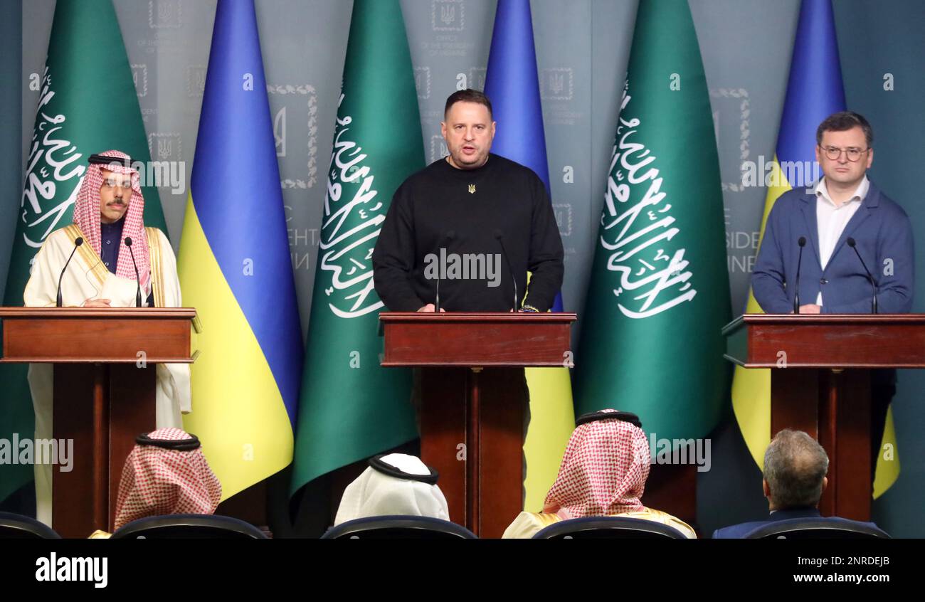 KIEV, UKRAINE - le 26 FÉVRIER 2023 - Ministre des affaires étrangères du Royaume d'Arabie saoudite, le Prince Faisal bin Farhan Al Saud, chef du bureau de Banque D'Images