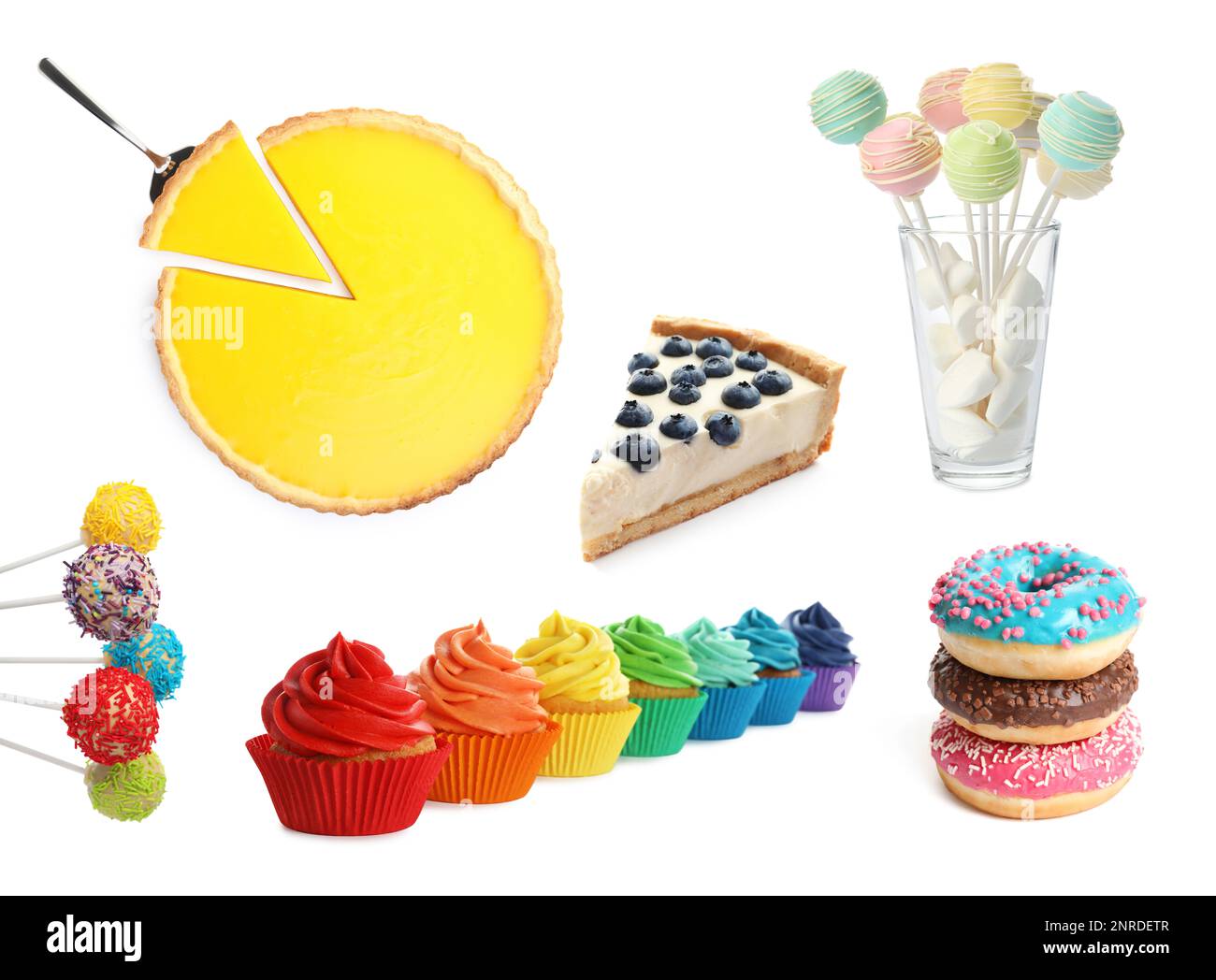 Dégustez différents desserts savoureux sur fond blanc Banque D'Images