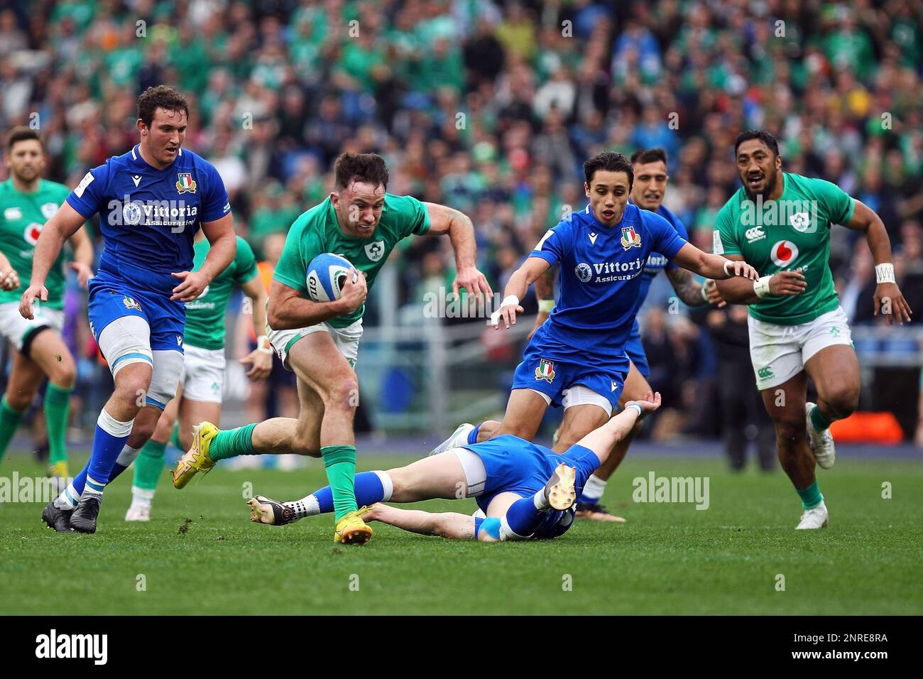 Hugo Kennan d'Irlande a essayé pendant le match de rugby de six Nations ...