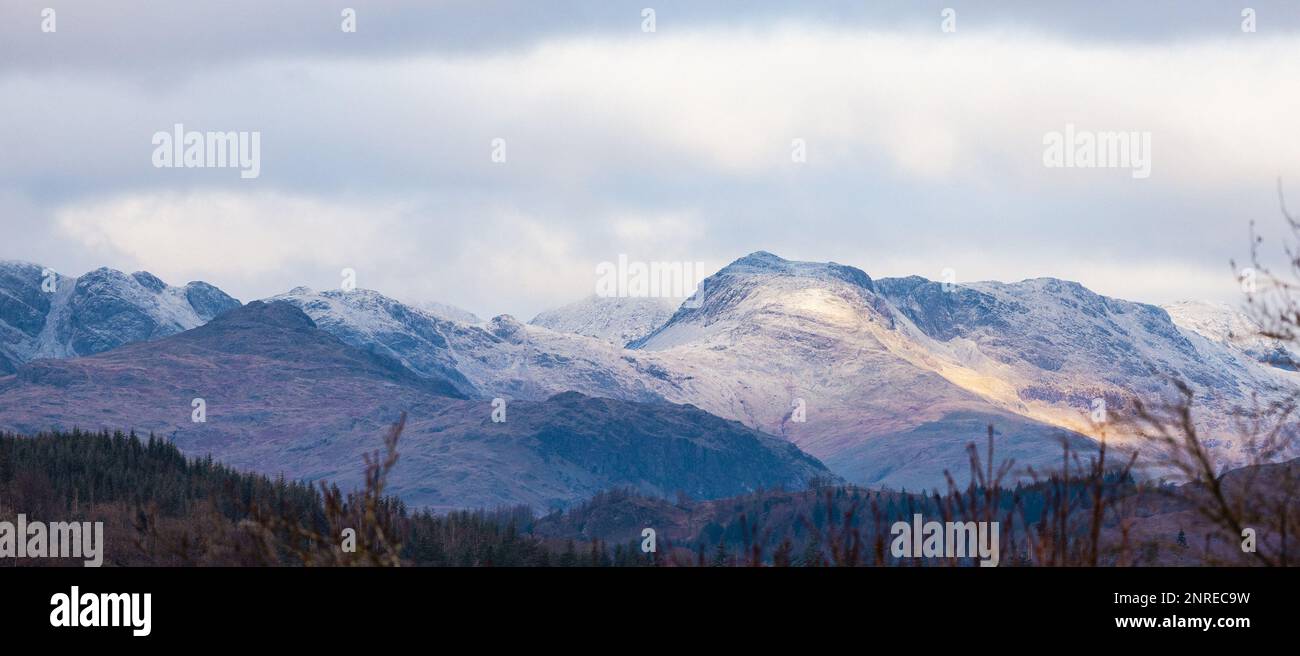 Cumbria 27th Feburay 2023 .UK Weather Morning Sun au-dessus de la neige a couvert les coquillages du sud comme vu de Windermere village crédit: Gordon Shoosmith/Alay Live News Banque D'Images