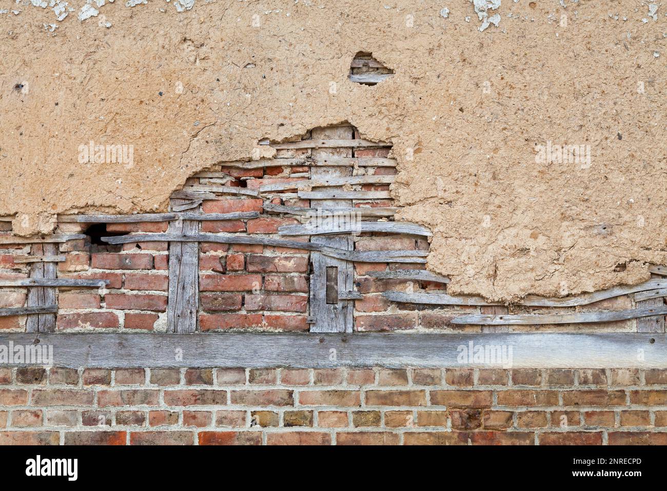 Plein cadre gros plan sur un mur de briques à colombages recouvert de daub. Banque D'Images