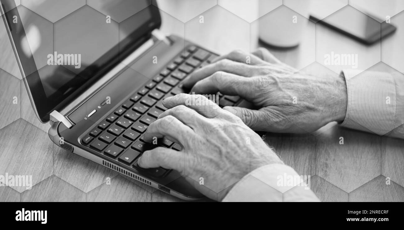 Hommes dactylographiant sur le clavier d'ordinateur portable, motif géométrique Banque D'Images