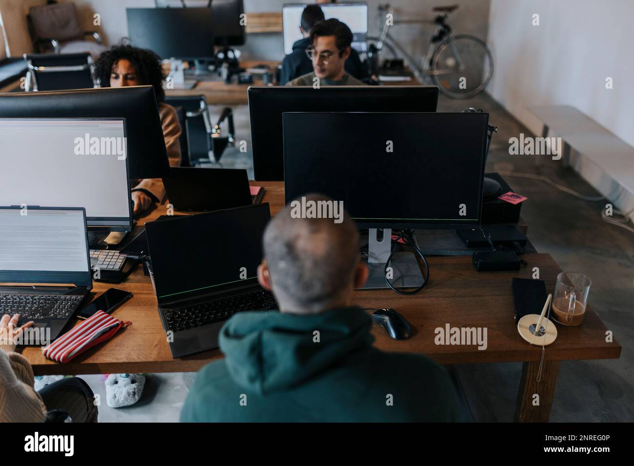 Programmeurs d'ordinateur multiraciaux, hommes et femmes, travaillant au bureau dans une entreprise de démarrage Banque D'Images