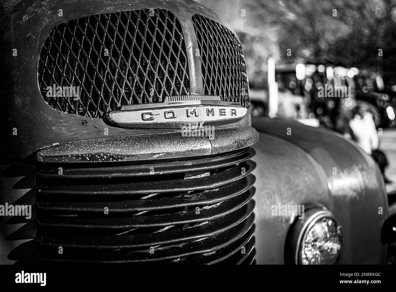 La grille de radiateur avant d'un camion Commer Q4 d'époque lors d'un rallye à Wisborough Green à West Sussex, au Royaume-Uni. Banque D'Images