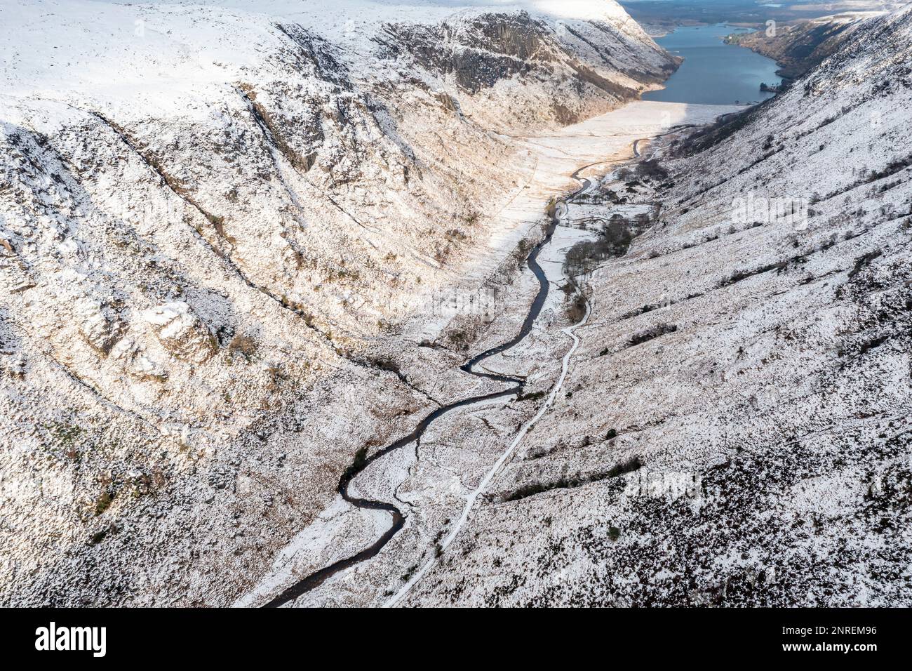 La neige couvrait les montagnes Glenveagh et Glen dans le comté de Donegal - République d'Irlande. Banque D'Images