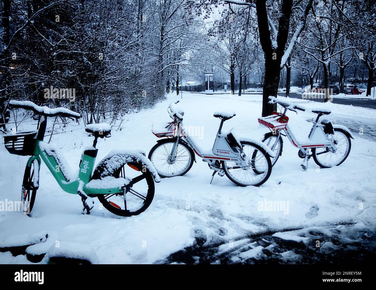 Munich, Allemagne - vélos électriques garés sous la neige d'hiver près d'un arrêt de métro prêt pour les trajets quotidiens Banque D'Images