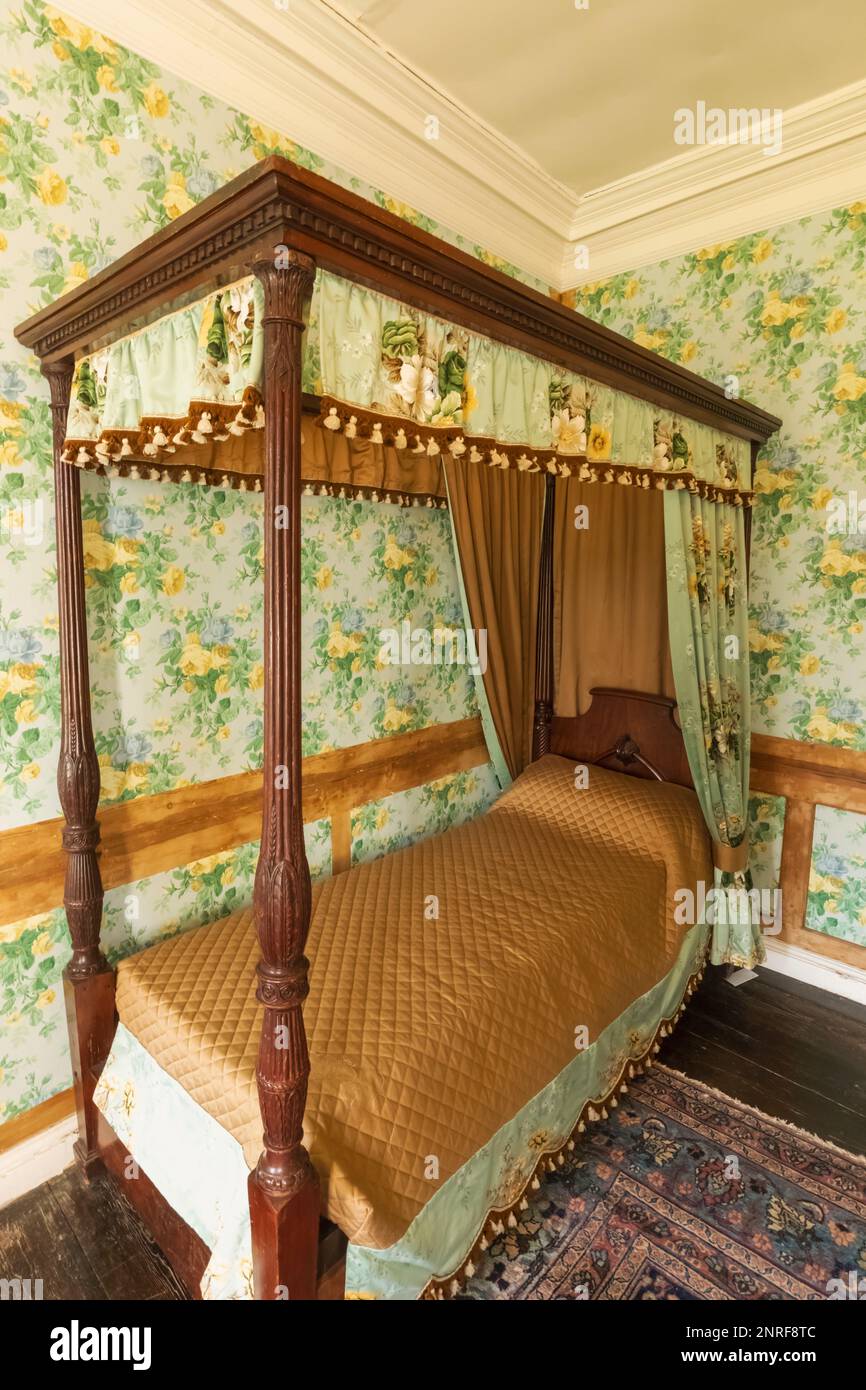 Angleterre, Kent, Edenbridge, Chiddingstone, Château de Chiddingstone, Lit dans la chambre avec lit à baldaquin Banque D'Images