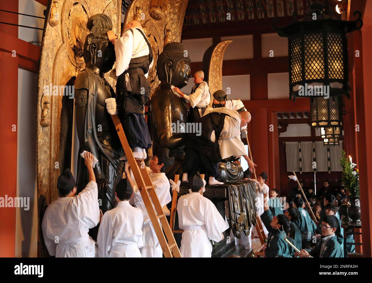 Buddhist monks of Yakushiji temple dust off statues of the Buddha at the annual ominugui (cleaning bodies) ritual ceremony in preparation for the New Year in Nara Prefecture on Dec. 29, 2019. The temple's statues include the Yakushi Sanzon triad statues that were erected during the Nara period (710-784) and are designated by the government as a national treasure. ( The Yomiuri Shimbun via AP Images ) Banque D'Images