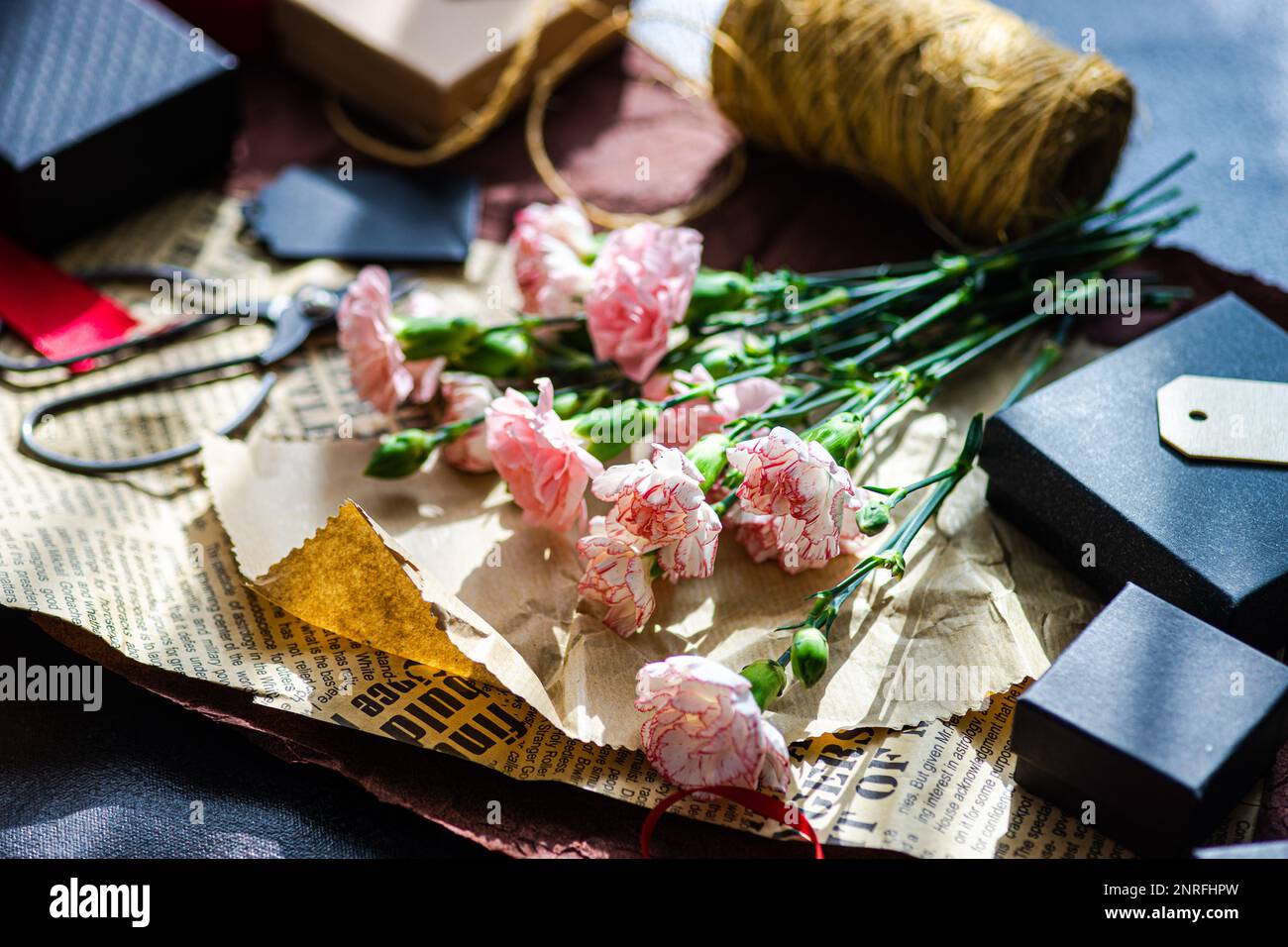 Composition florale avec fleurs de saison Banque D'Images