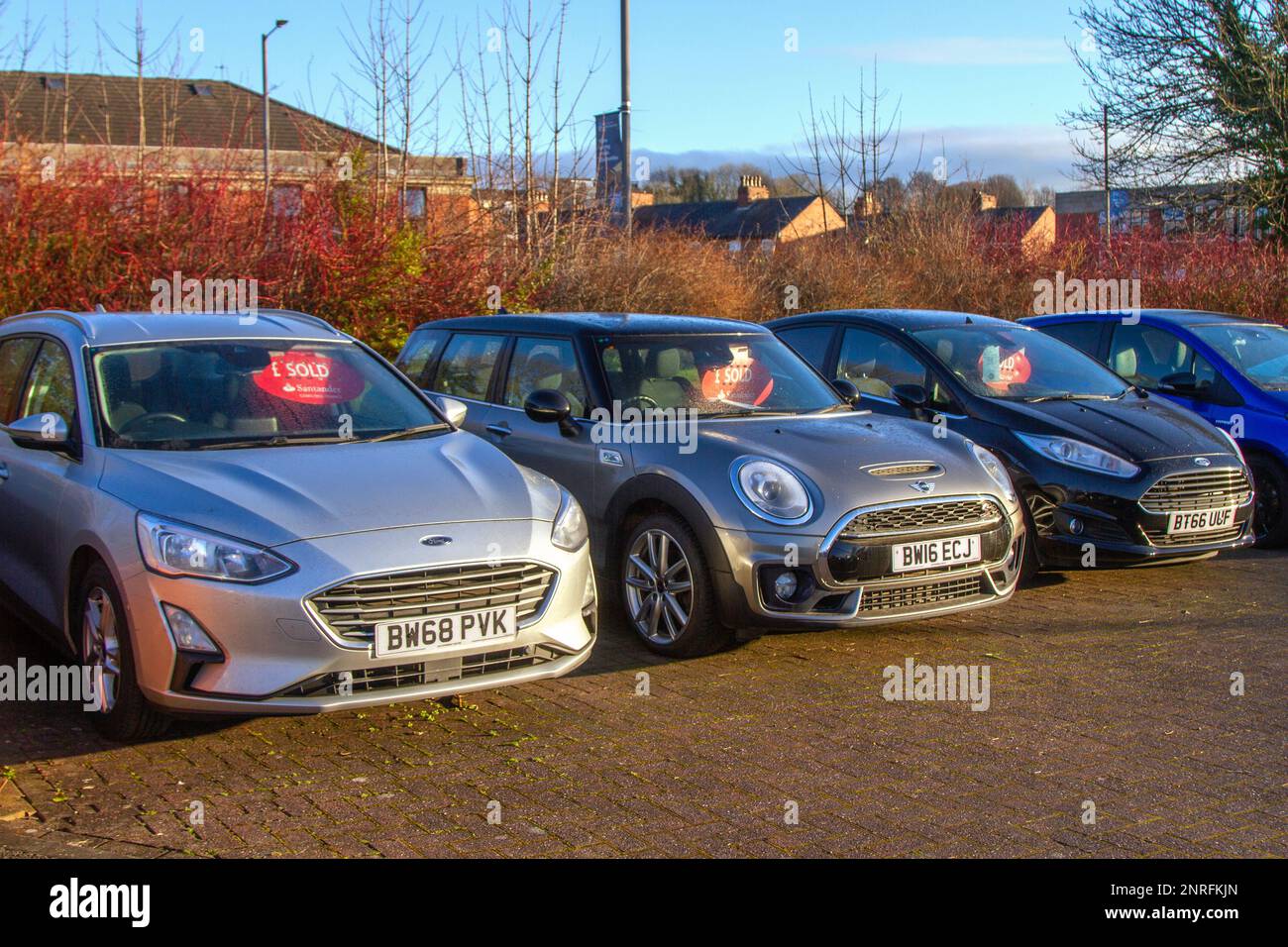 Vendu 2019 véhicules Silver Ford Focus, 1499cc véhicules diesel et 2016 véhicules Mini John Cooper Works Clubman 1998cc essence, concessionnaire de voitures secondaires à Preston Motor Park, Lancashire, Royaume-Uni Banque D'Images