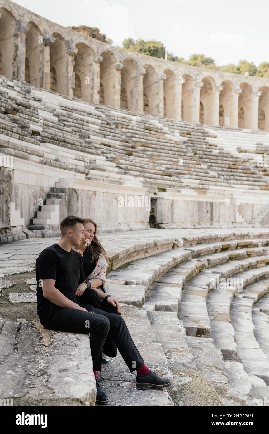 un couple dans des vêtements noirs élégants dans la ville antique Banque D'Images