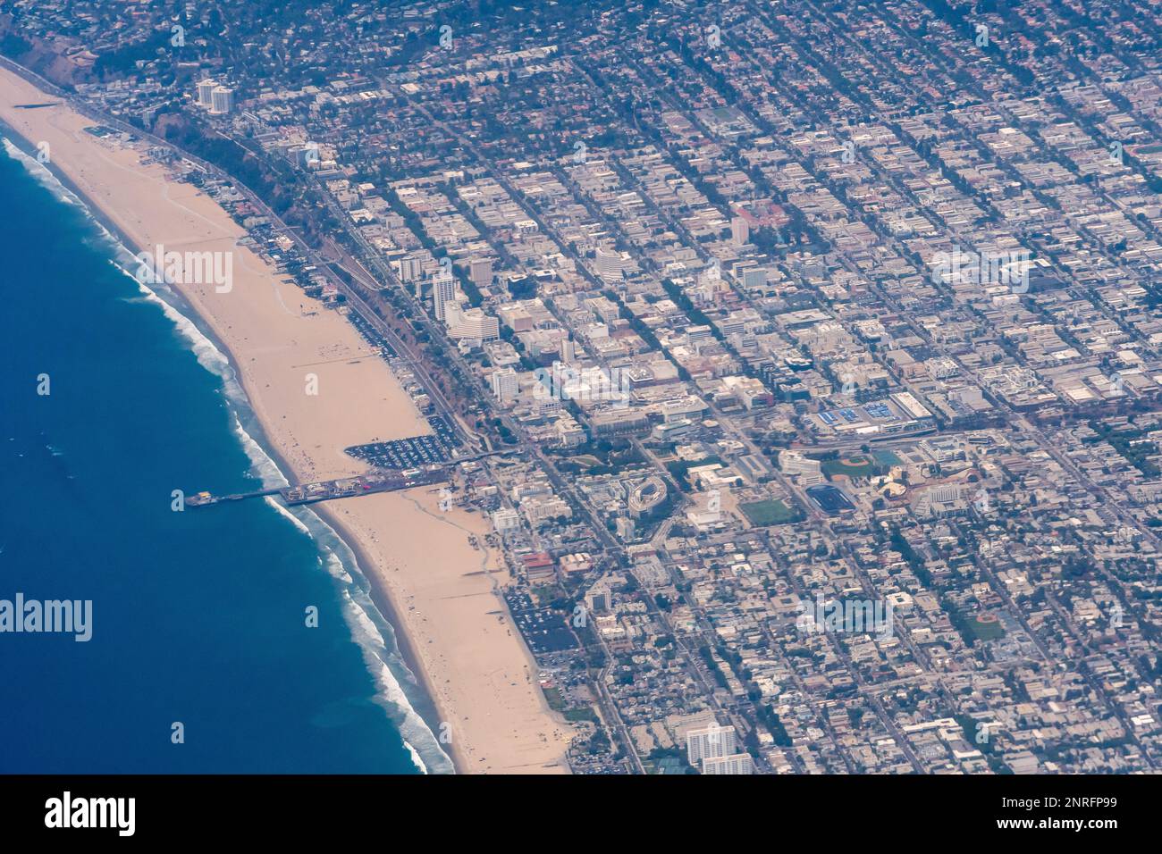 Vue aérienne de la plage de Santa Monica et du PCH Banque D'Images