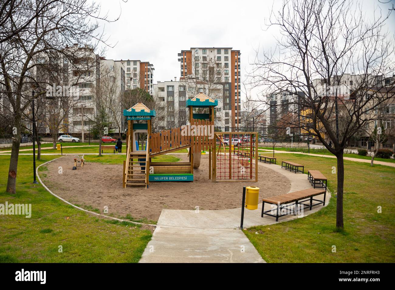 aire de jeux pour enfants dans la ville , aire de jeux pour enfants avec plancher de sable , aire de jeux moderne en bois. Photo de haute qualité Banque D'Images