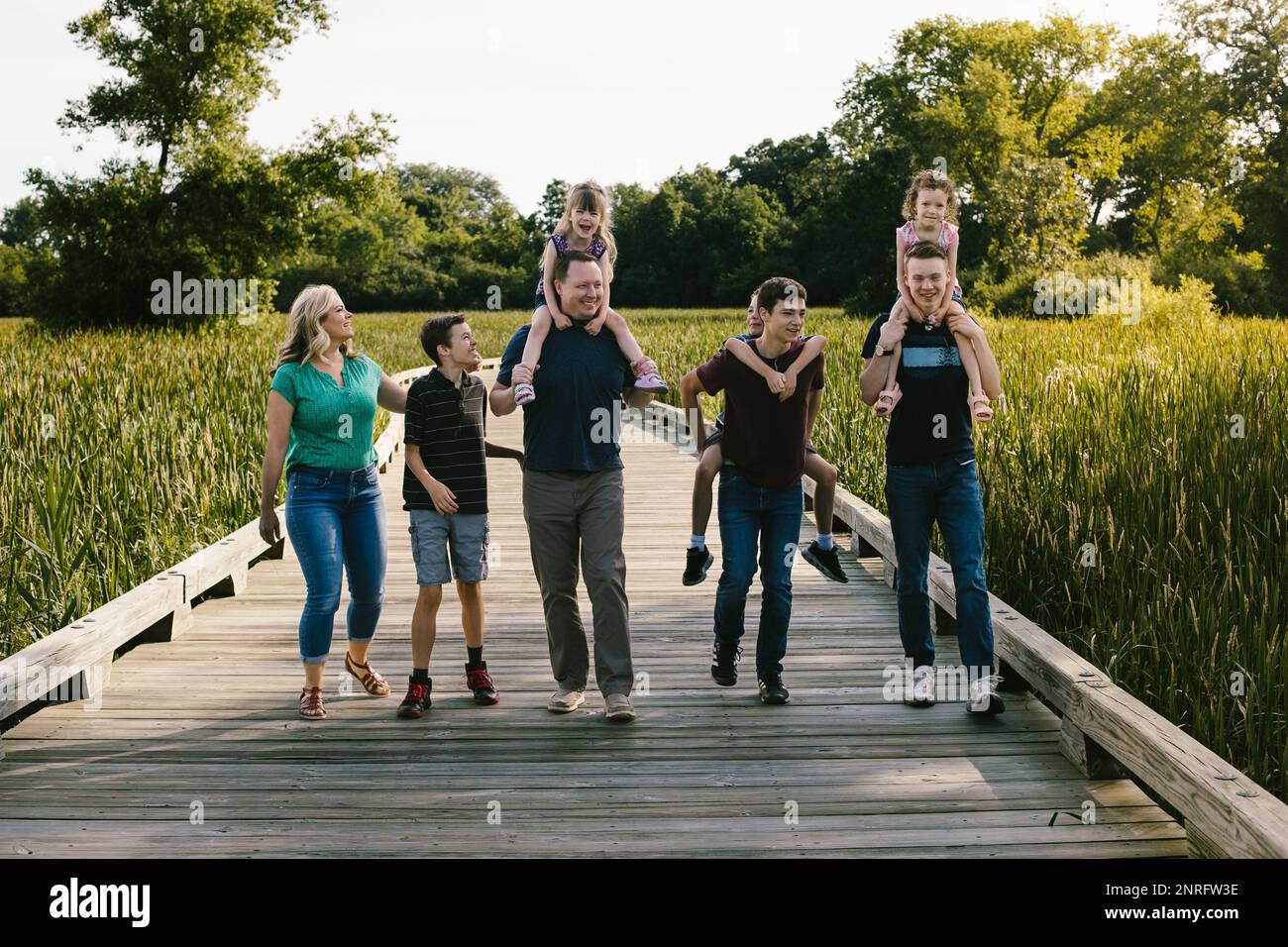 Une grande famille se balade ensemble à travers le terrain en plein air  heureux Photo Stock - Alamy