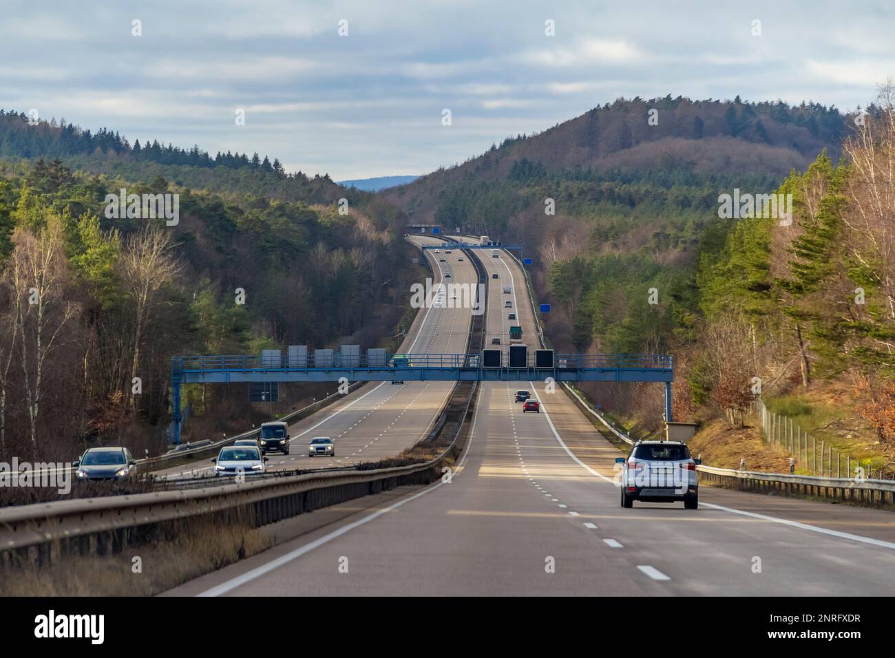 Autoroute à accès contrôlé dans le sud de l'Allemagne le soir Banque D'Images