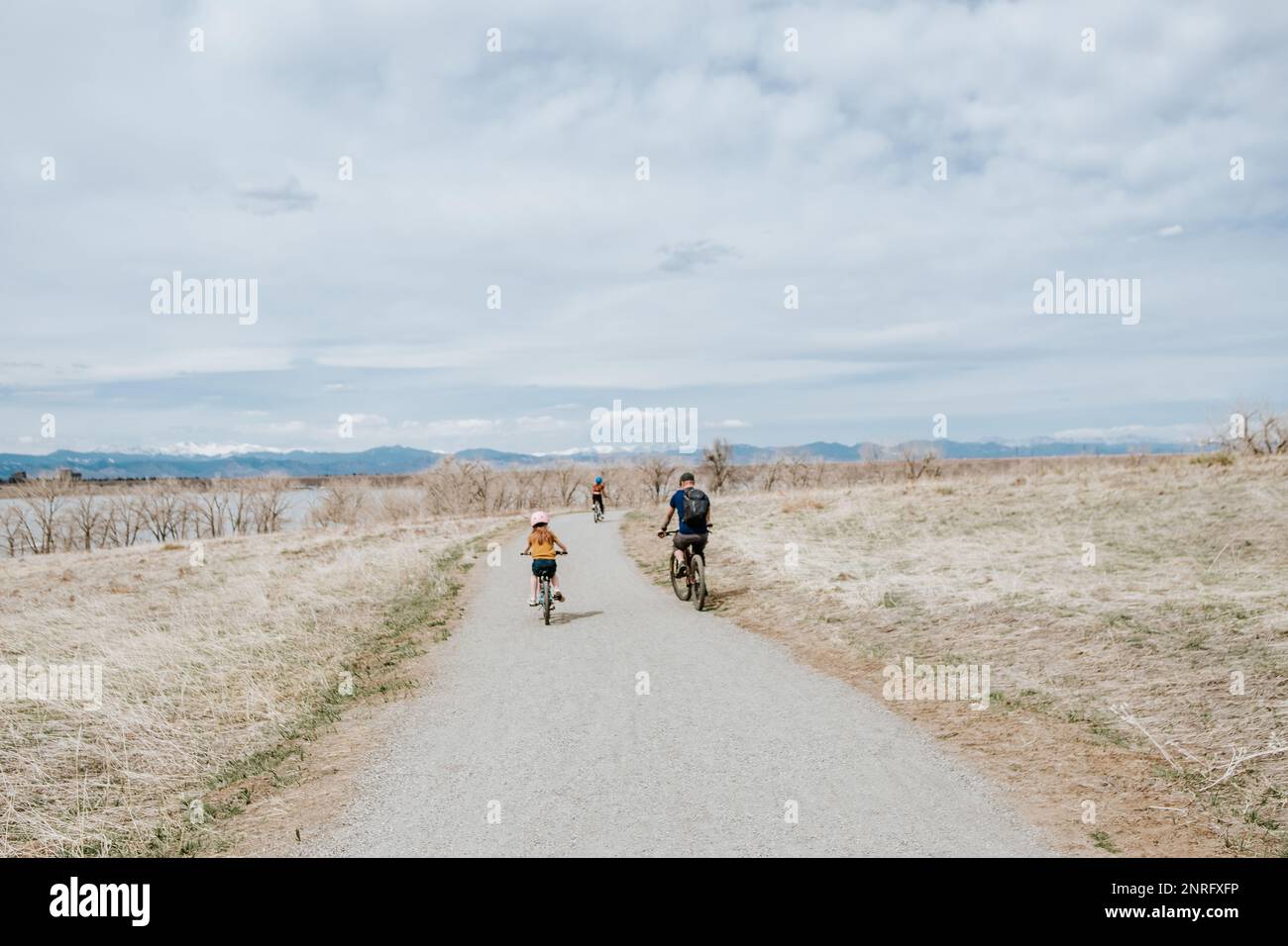 en famille, on fait du vélo par temps ensoleillé Banque D'Images