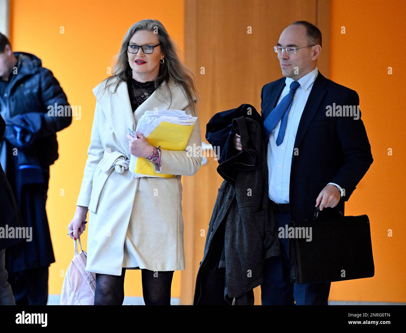 Prague, République tchèque. 27th févr. 2023. L'ancienne journaliste Jana Peterkova, à gauche, fréquente le tribunal de district de Prague 4, République tchèque, le 27 février 2023. La Cour reprend l'audition de l'affaire Jana Peterkova, accusée de diffuser des nouvelles alarmistes. Selon l'inculpation, elle a menti sur la mort de personnes âgées suite à la vaccination contre le Covid-19. Elle est également accusée de dire que la République tchèque serait occupée par les troupes de l'OTAN pour exterminer les Tchèques. Crédit : Katerina Sulova/CTK photo/Alamy Live News Banque D'Images