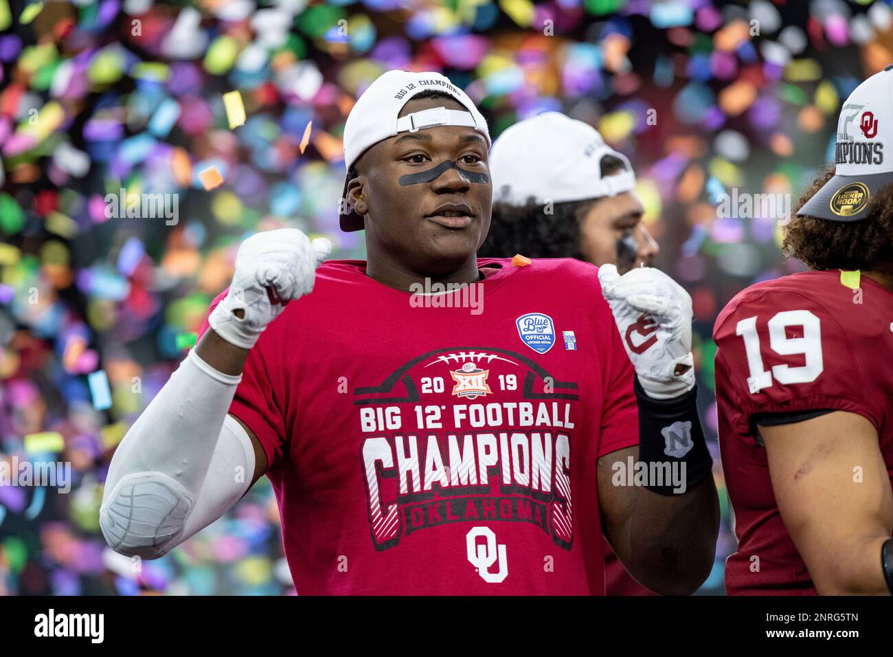 ARLINGTON, TX - DECEMBER 07: Oklahoma Sooners linebacker Kenneth Murray (#9) celebrates during the Big 12 championship college football game between the Oklahoma Sooners and Baylor Bears on December 7, 2019, at AT&T Stadium in Arlington, TX. (Photo by Matthew Visinsky/Icon Sportswire). (Icon Sportswire via AP Images) Banque D'Images