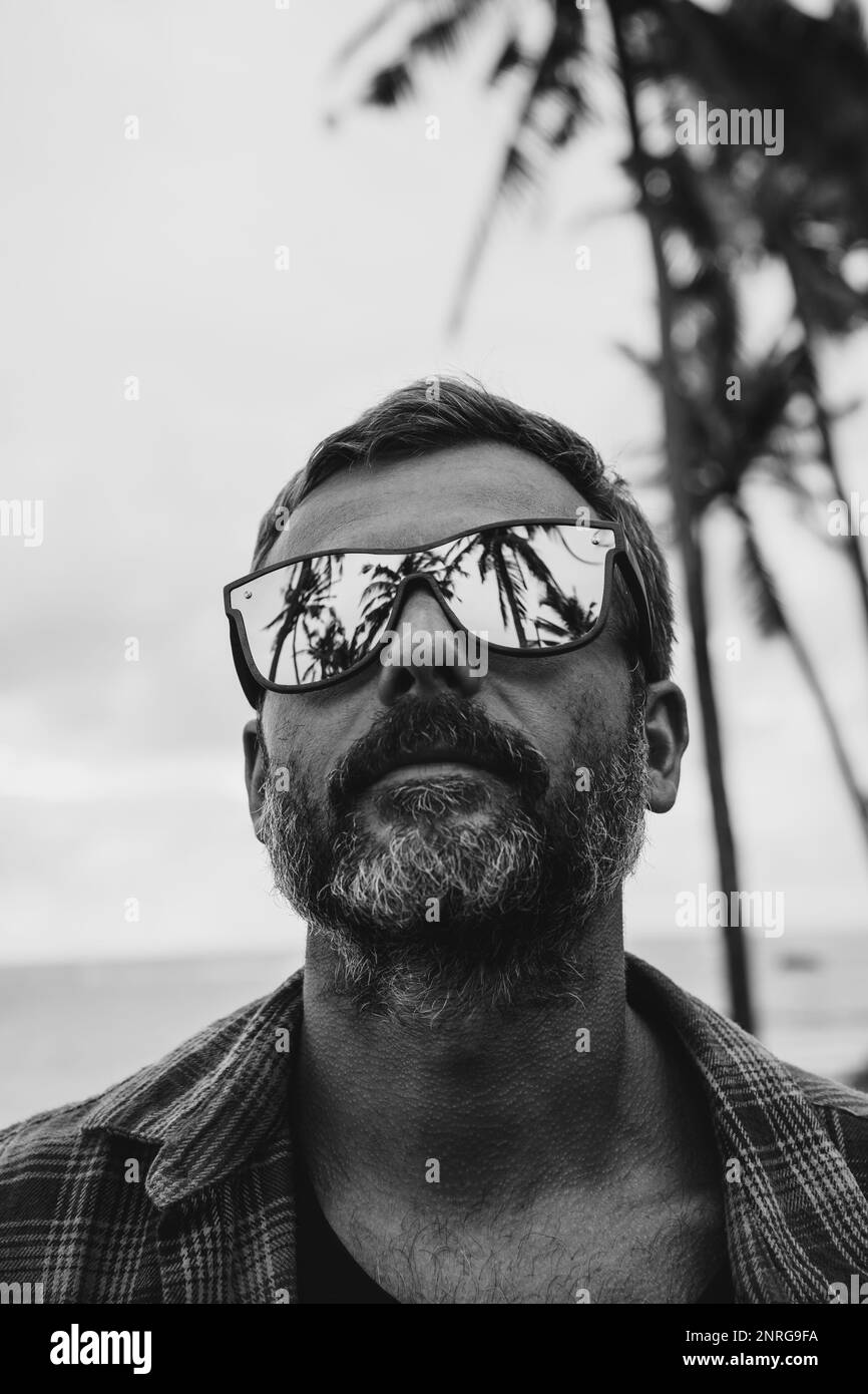 Portrait d'un homme d'âge moyen dans des lunettes de soleil miroirs. réflexion Banque D'Images