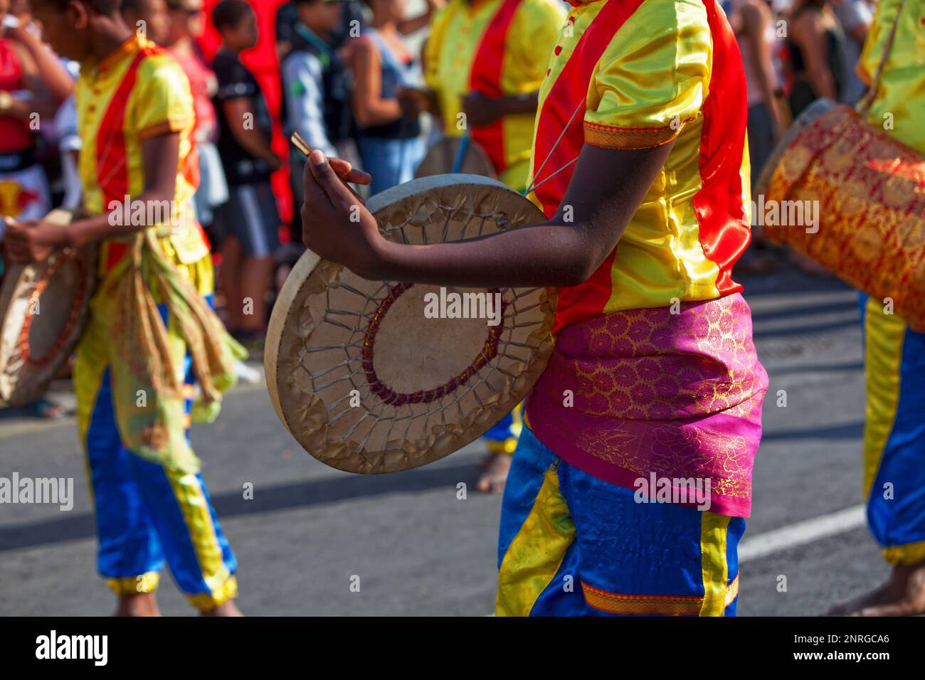 Groupe de jeunes percussionnistes jouant pendant le carnaval du Grand Boucan. Banque D'Images