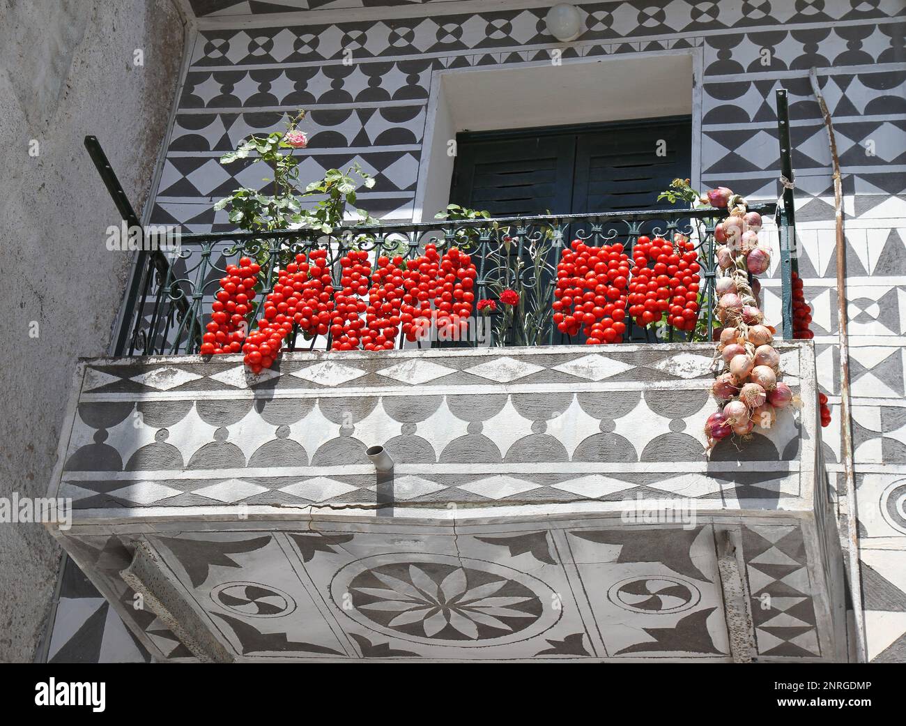 Pyrgi Village Home avec des motifs décoratifs et des légumes à Chios, Grèce Banque D'Images