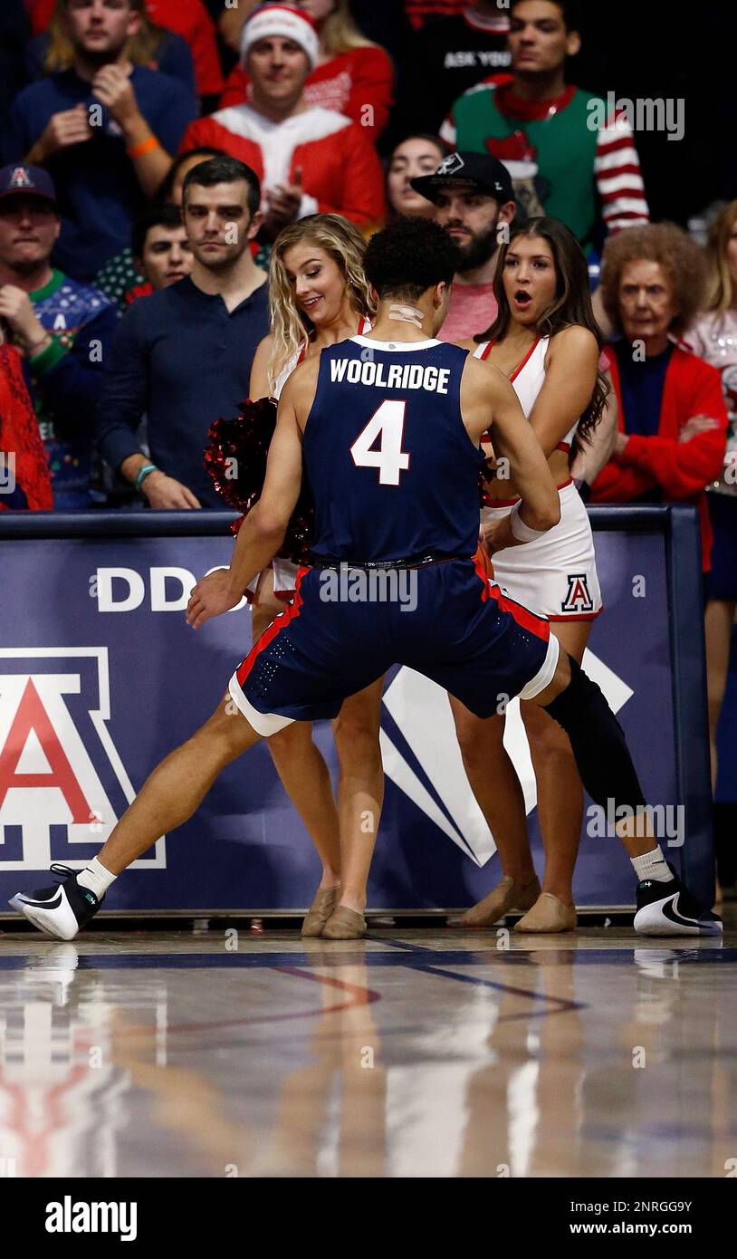 TUCSON, AZ - DECEMBER 14: Gonzaga Bulldogs guard Ryan Woolridge (4) runs out of bounds during the first half of the college basketball game against the Arizona Wildcats at McKale Center on December 14, 2019 in Tucson, Arizona. (Photo by Chris Coduto/Icon Sportswire) (Icon Sportswire via AP Images) Banque D'Images