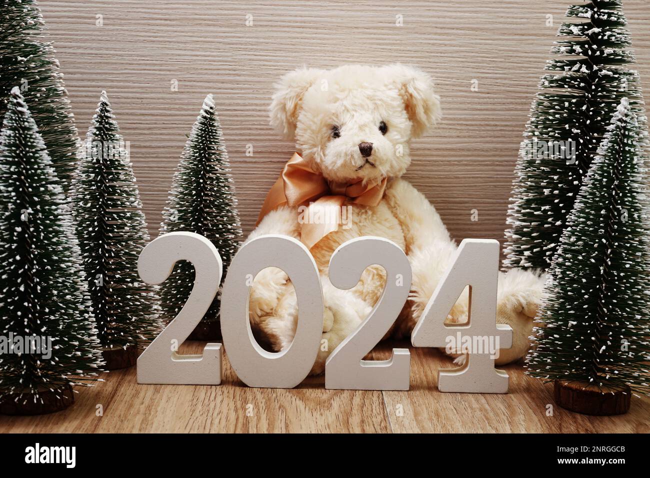 2024 bonne année et décoration de Noël sur fond de bois Photo Stock - Alamy
