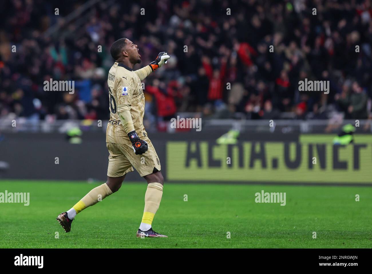 Mike Maignan, de l'AC Milan, célèbre pendant la série Un match de football 2022/23 entre l'AC Milan et Atalanta BC au stade San Siro, Milan, Italie sur 26 février 2023 Banque D'Images