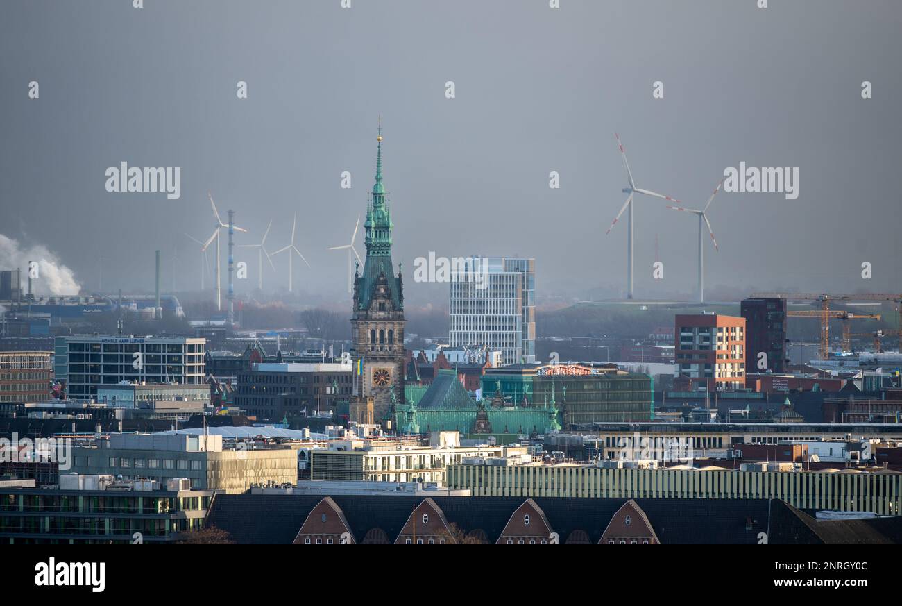 Énergie éolienne à Hambourg, en Allemagne. La photo prise le 24th février 2023 montre une vue de drone sur l'horizon de Hambourg avec l'hôtel de ville en face de s. Banque D'Images