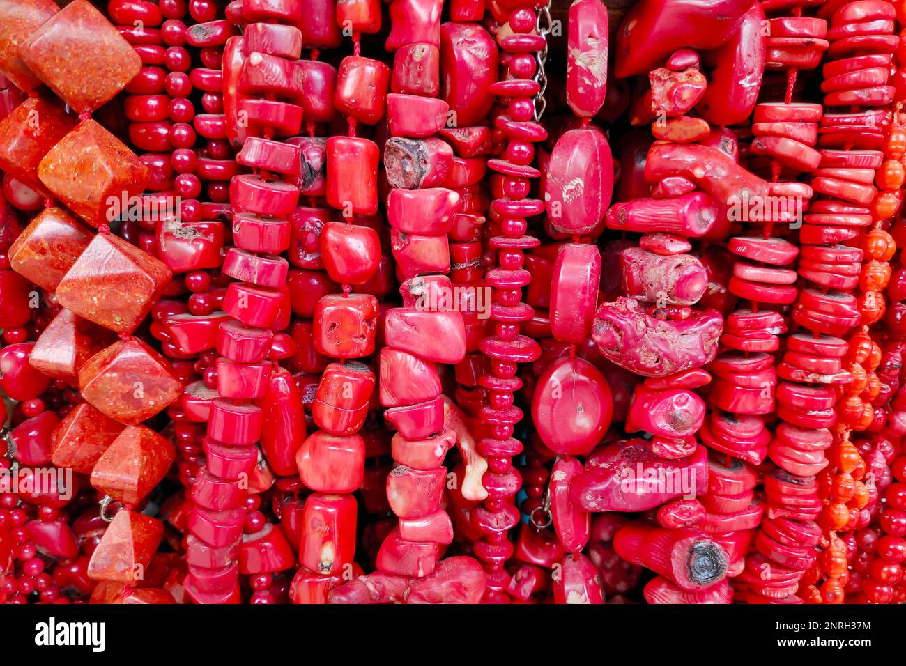Gros plan sur une pile de colliers faits de coraux rouges dans une stalle de marché. Banque D'Images