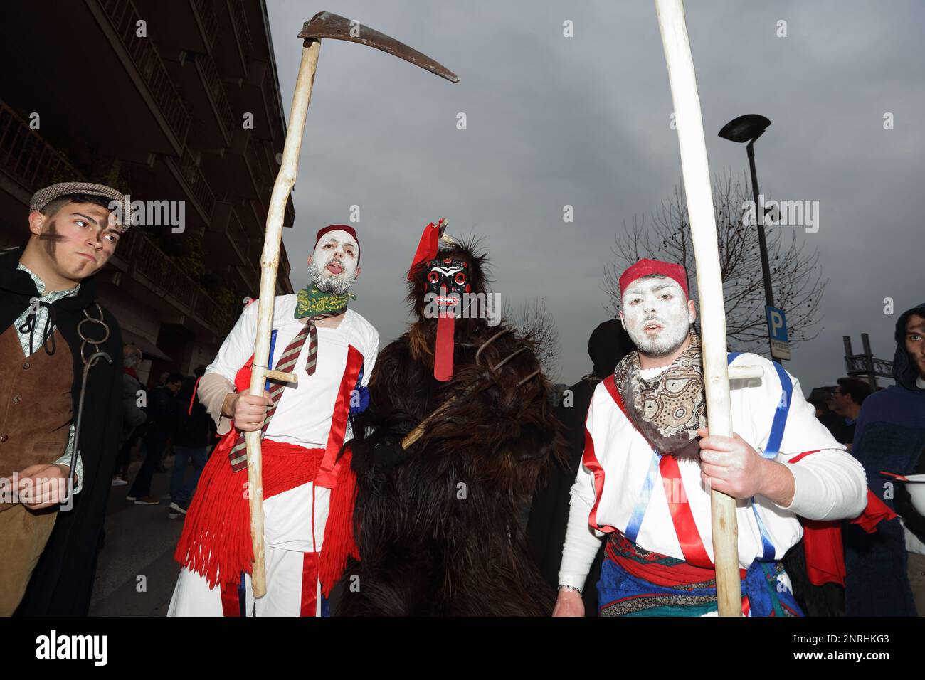 Isernia, Italie. 25th févr. 2023. Le diable de Tufara parades au Carnaval européen des masques zoomorphes crédit: antonio nardelli/Alay Live News Banque D'Images